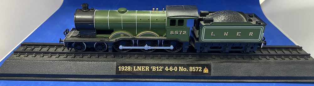 Lot 411: 1928: LNER 'B12' 4-6-0 No. 8572, train model...