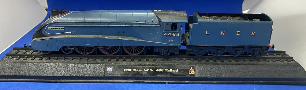 Lot 413: 1938: Class 'A4' No. 4468 Mallard, train model...