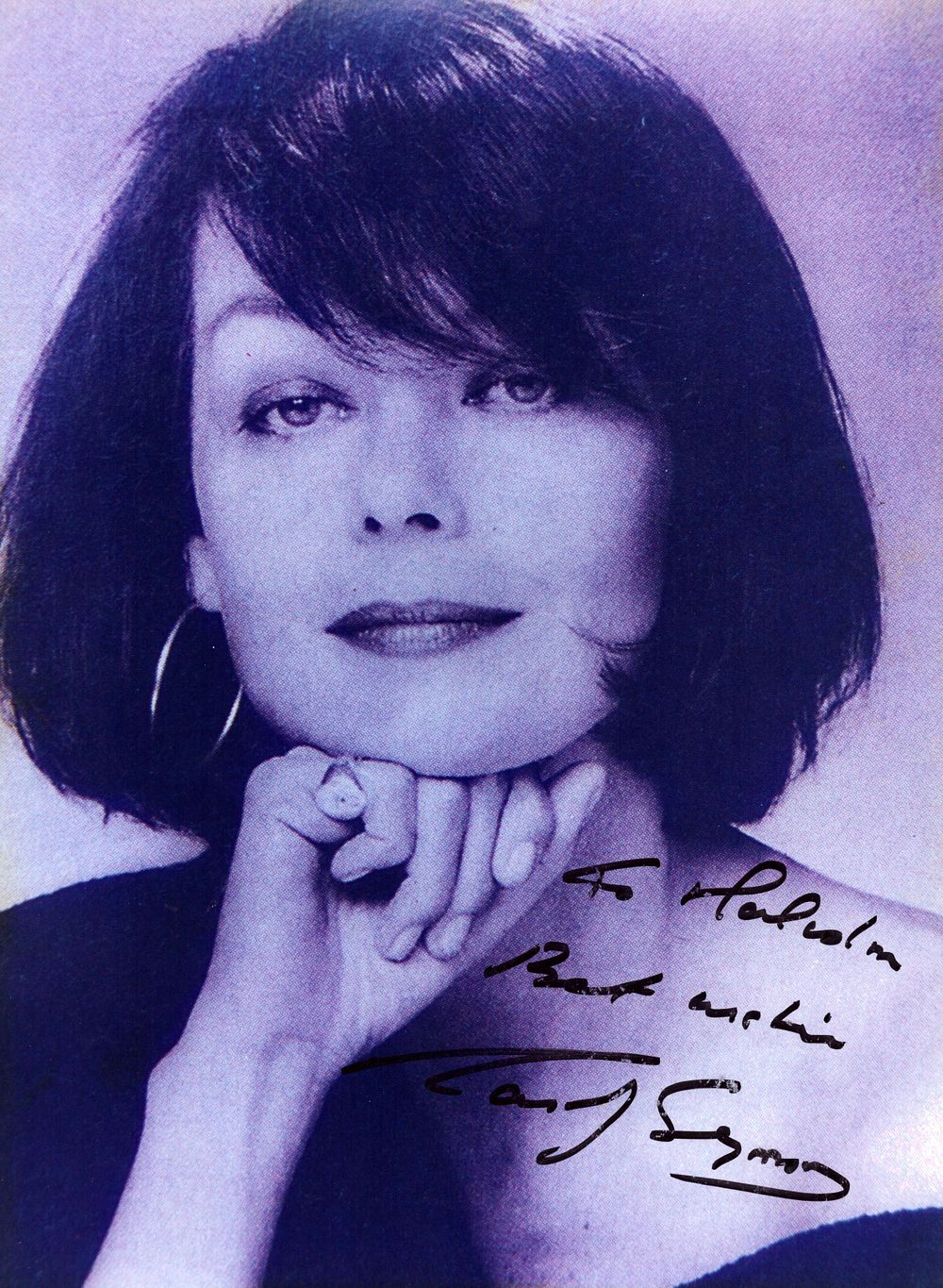 Lot 527: Carly Simon signed 12x8inch black and white photo....