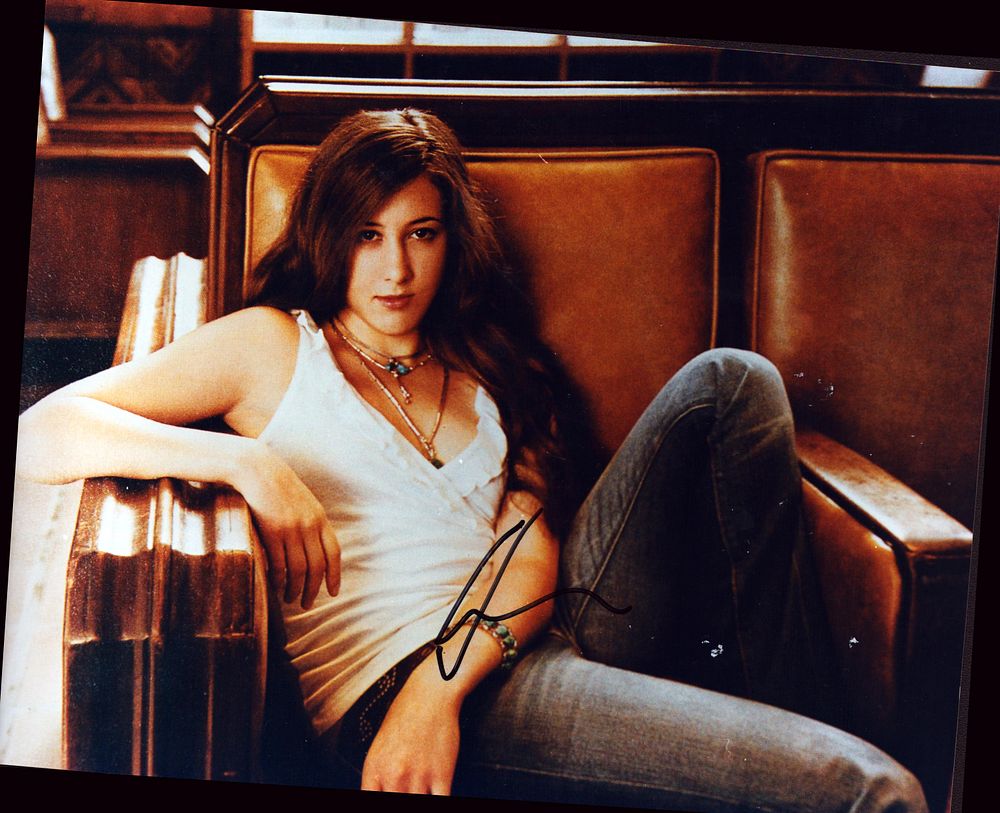 Lot 540: Vanessa Carlton signed 10x8inch colour photo.