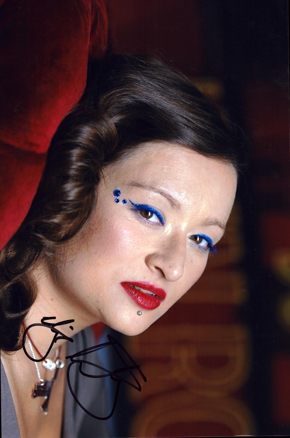 Lot 542: Eliza Carty signed 12x8inch colour photo.