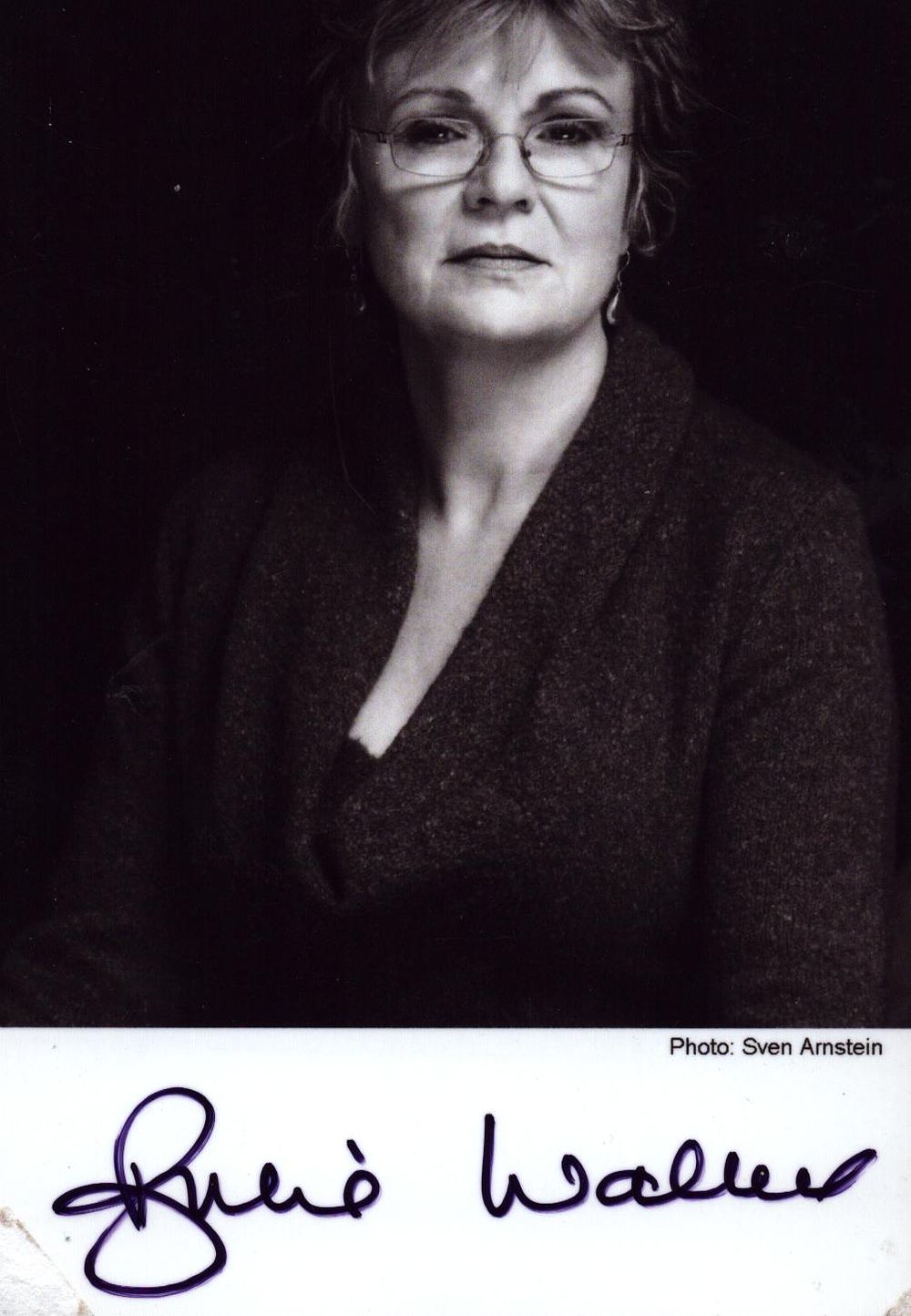 Lot 572: Julie Walters signed 6x4inch black and white photo.