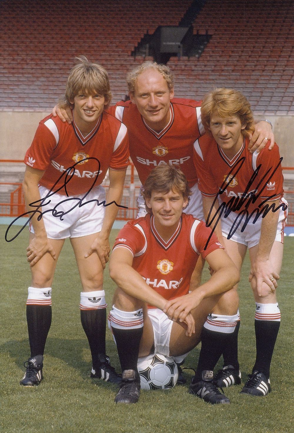 Lot 182: Autographed MAN UNITED 12 x 8 Photograph: Manchester...