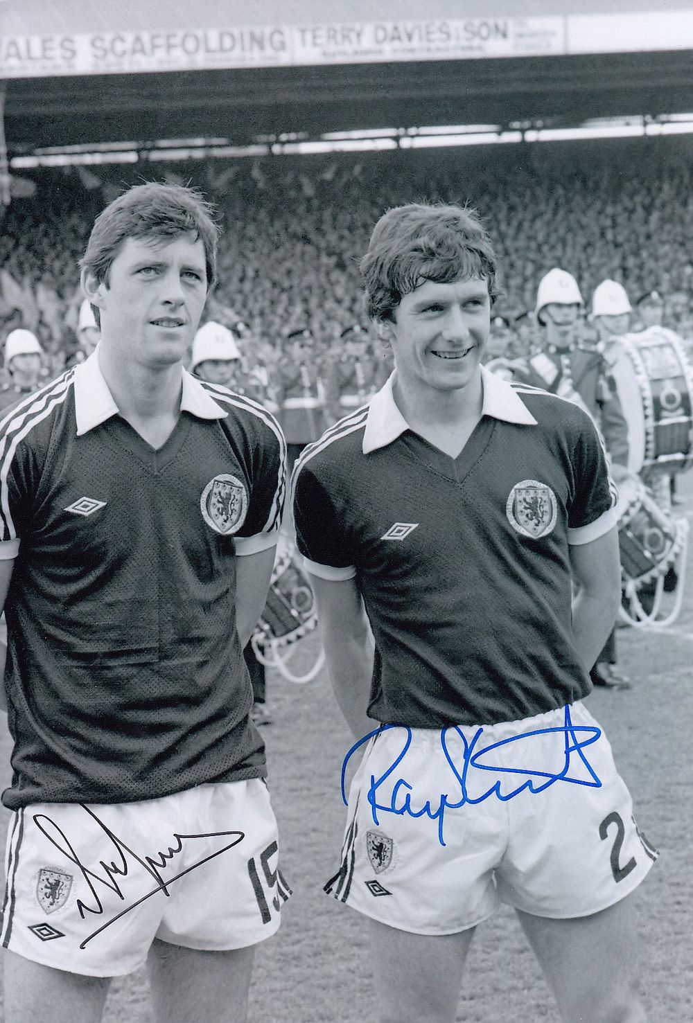 Lot 193: Autographed SCOTLAND 12 x 8 Photograph: Scotland's DAVID...