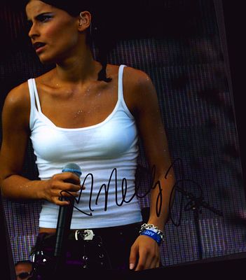 Nelly Furtado signed 10x8inch colour photo.
