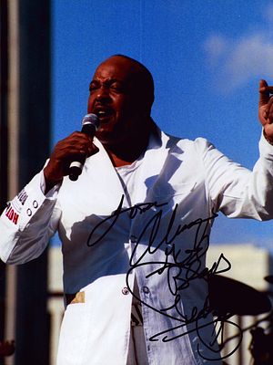 Peabo Bryson signed 10x8inch colour photo.