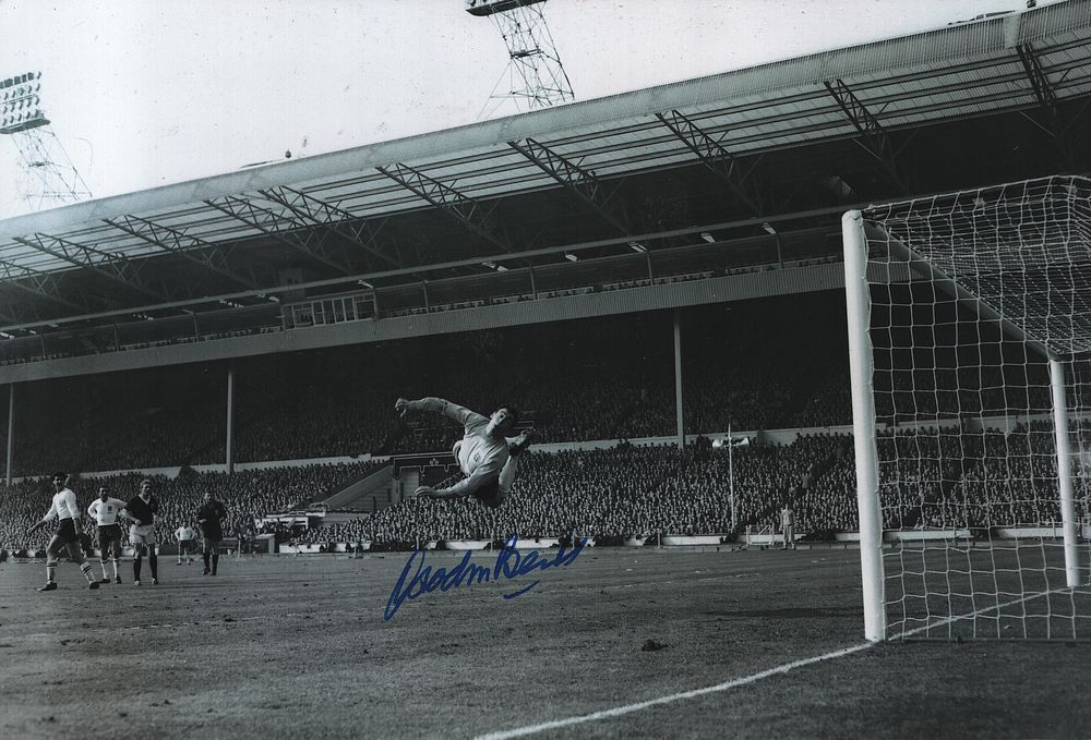Lot 200: Autographed GORDON BANKS 12 x 8 Photograph: England...