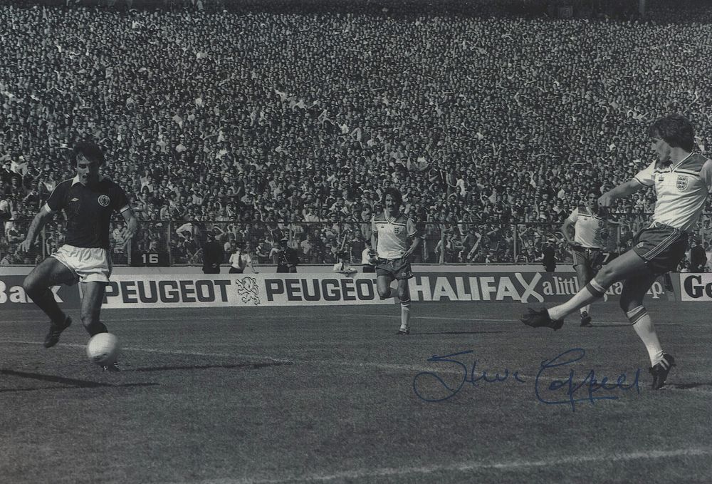 Lot 211: Autographed STEVE COPPELL 12 x 8 Photograph: STEVE...