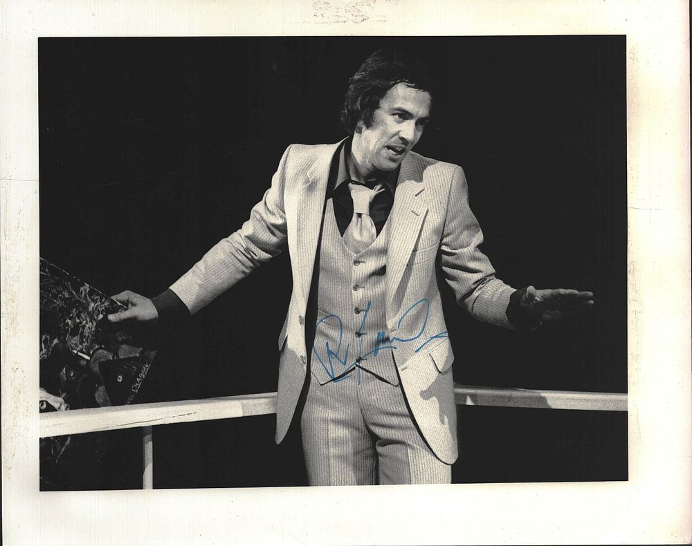 Lot 234: ROBERT LINDSAY Actor signed 8x10 Photo.