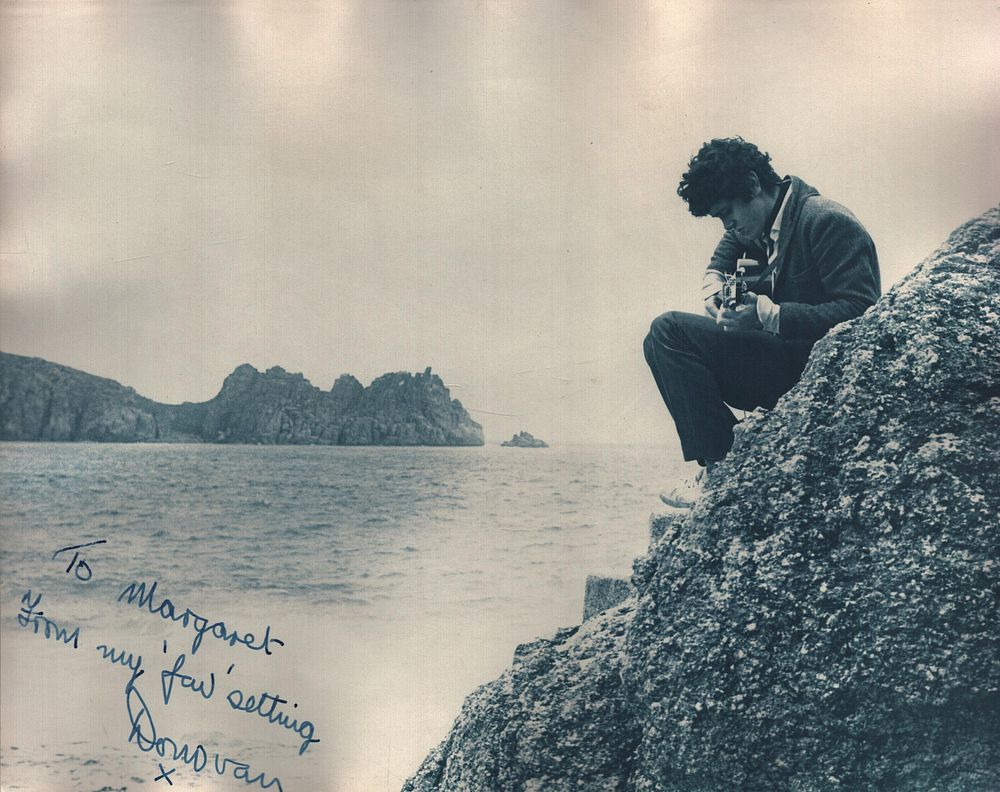 Lot 248: DONOVAN 1960s Singer signed 8x10 Photo.