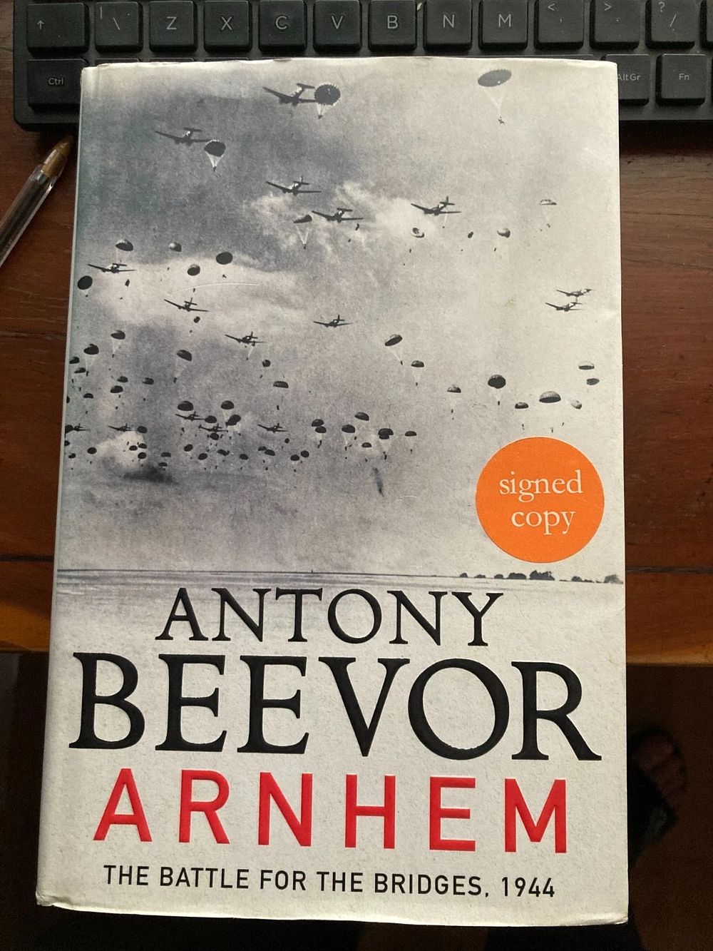 Lot 274: Arnhem author Anthony Beevor signed book and ES33c...