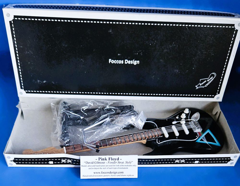 Lot 473: Pink Floyd "David Gilmour - Fender Strat. Style"...