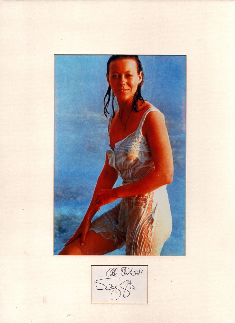 Lot 514: Jenny Agutter signature piece with colour photo. Mounted....