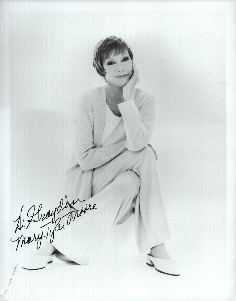 Lot 282: Mary Tyler Moore signed 10x8 inch black &...