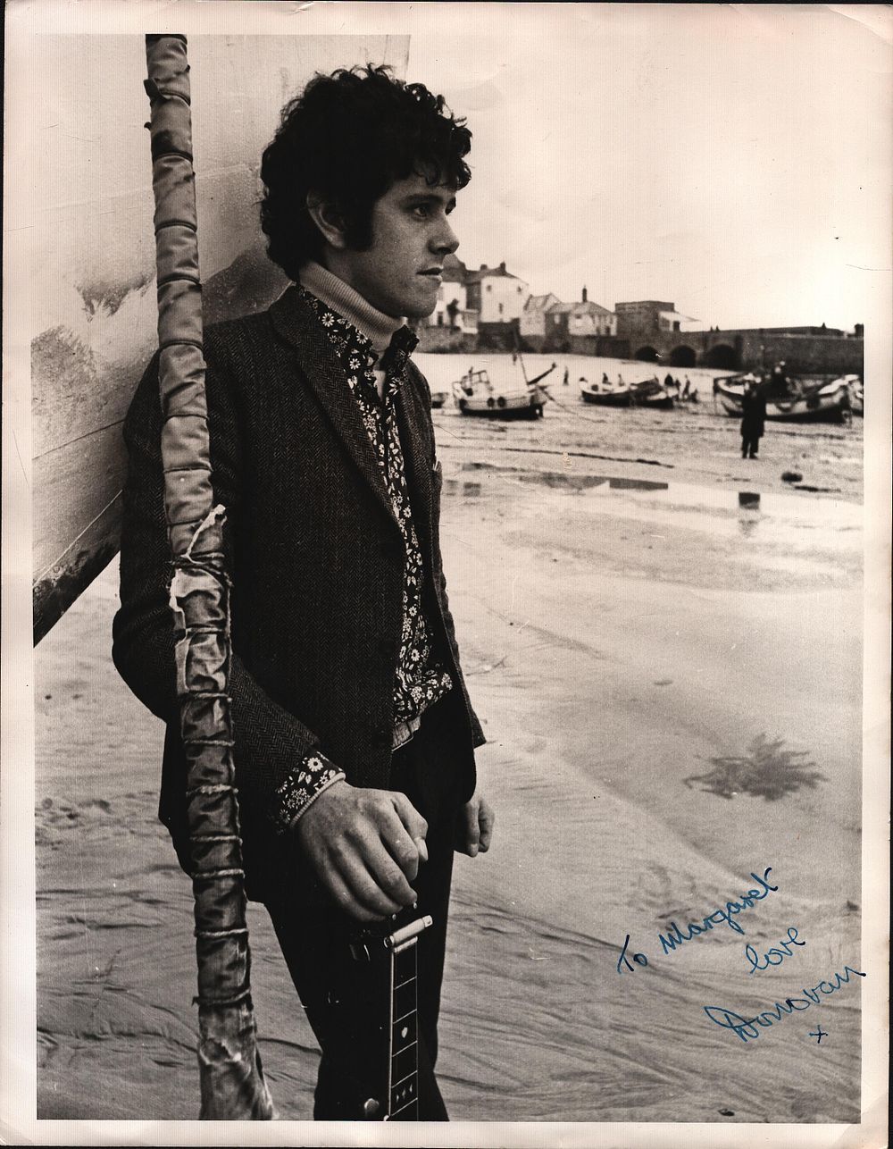 Lot 291: DONOVAN Singer signed 8x10 Photo.