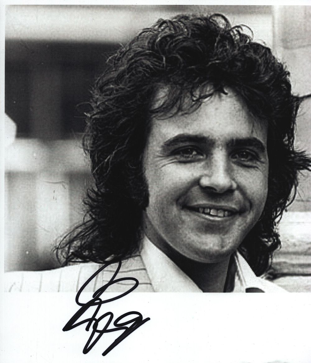 Lot 314: DAVID ESSEX Singer signed 7x8 Photo .