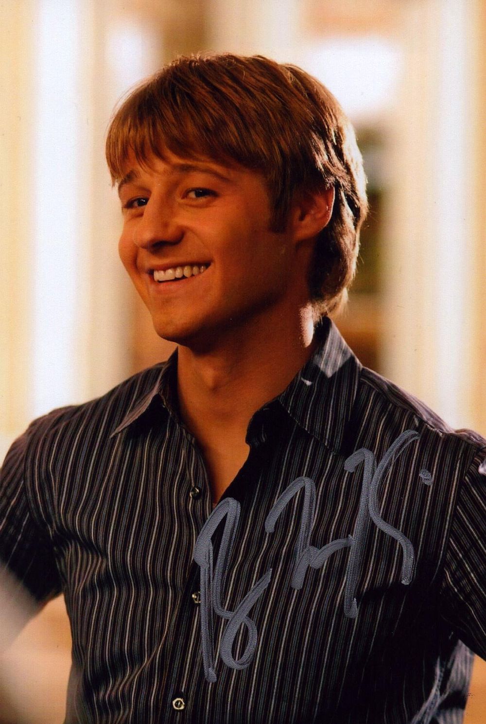 Lot 195: Benjamin Mckenzie signed 6x4inch colour photo.