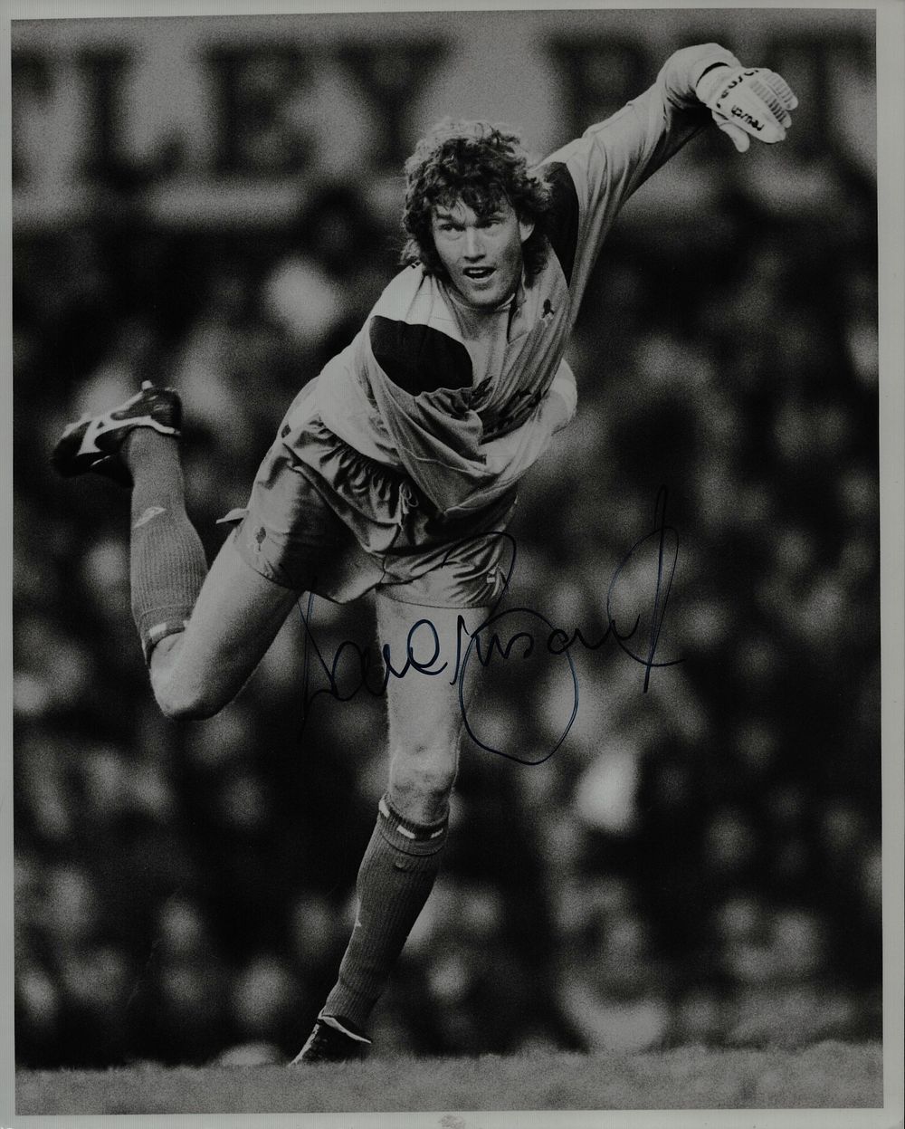 Lot 236: Dave Beasant signed 10x8inch black and white photo.