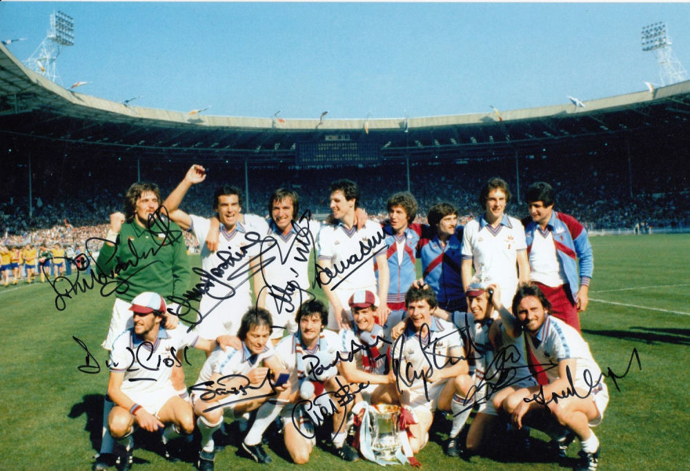 Lot 118: Autographed WEST HAM UNITED 12 x 8 photo...