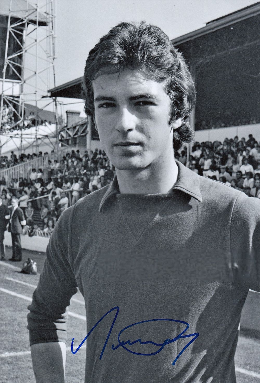 Lot 470: Autographed MERVYN DAY 12 x 8 Photograph :...
