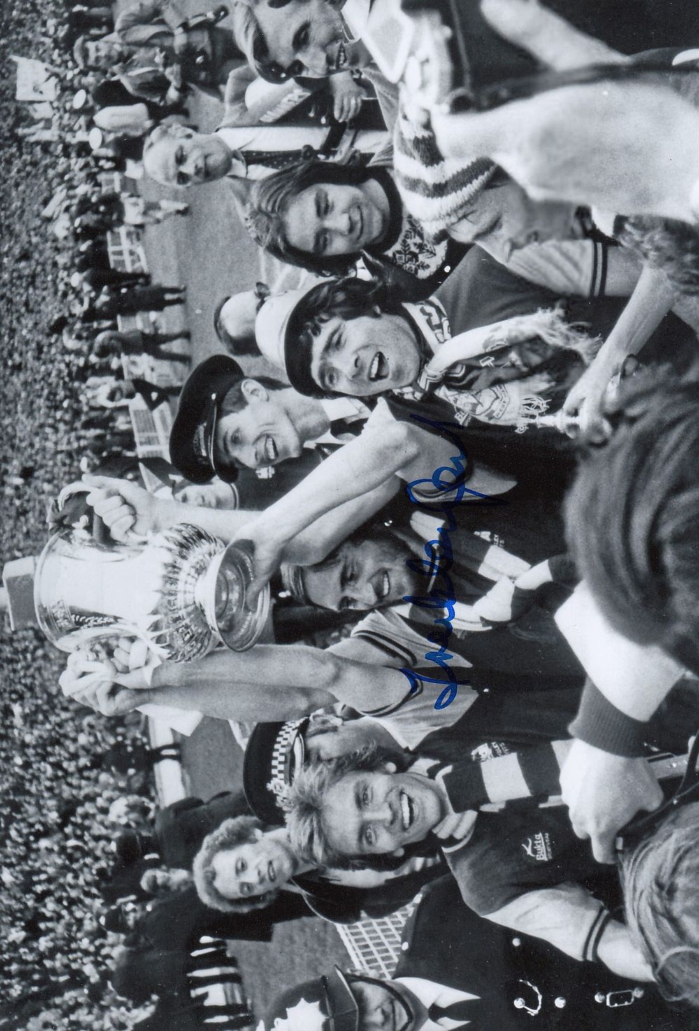 Lot 474: Autographed FRANK LAMPARD 12 x 8 Photograph :...