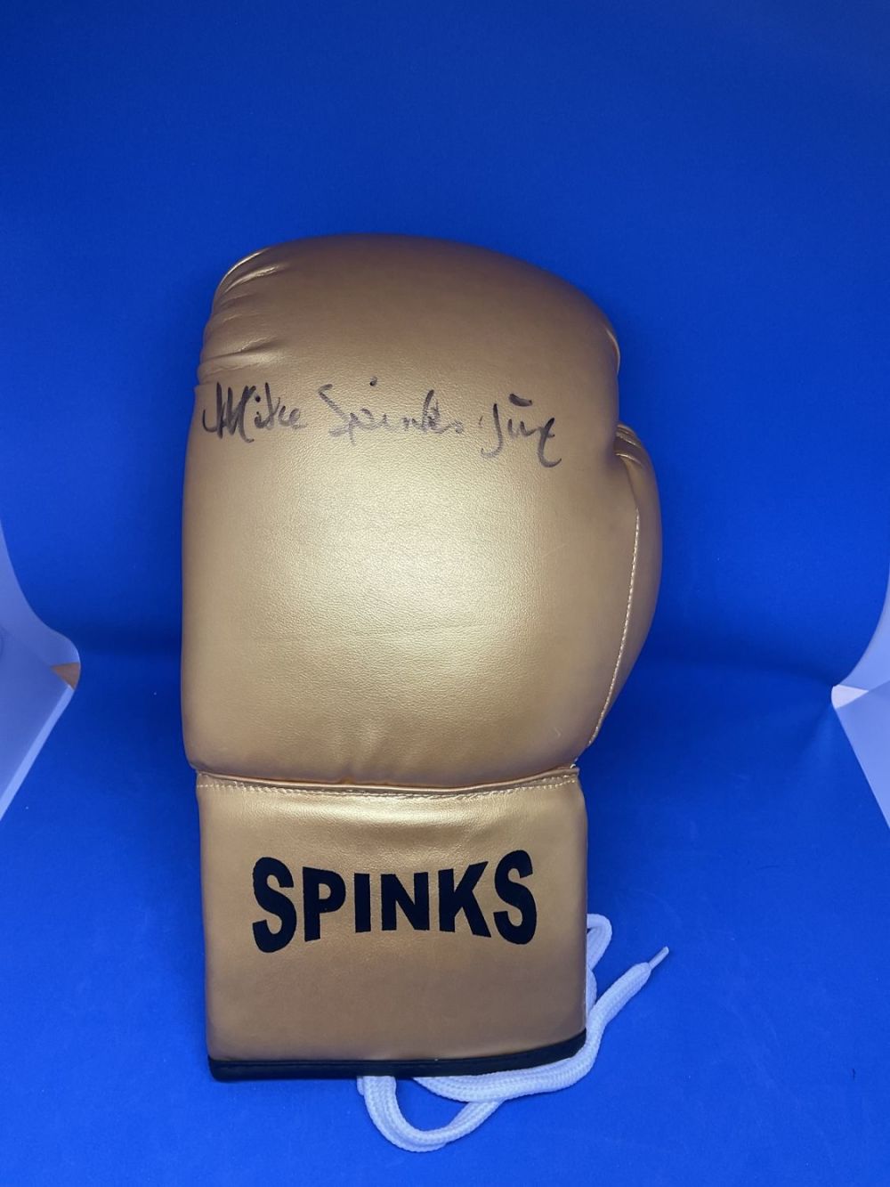 Lot 265: Michael Spinks signed personalised golden boxing glove. Michael...