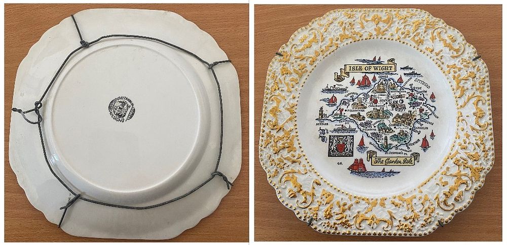 Lot 195: 9 inch curved edge square plate with illustrated...
