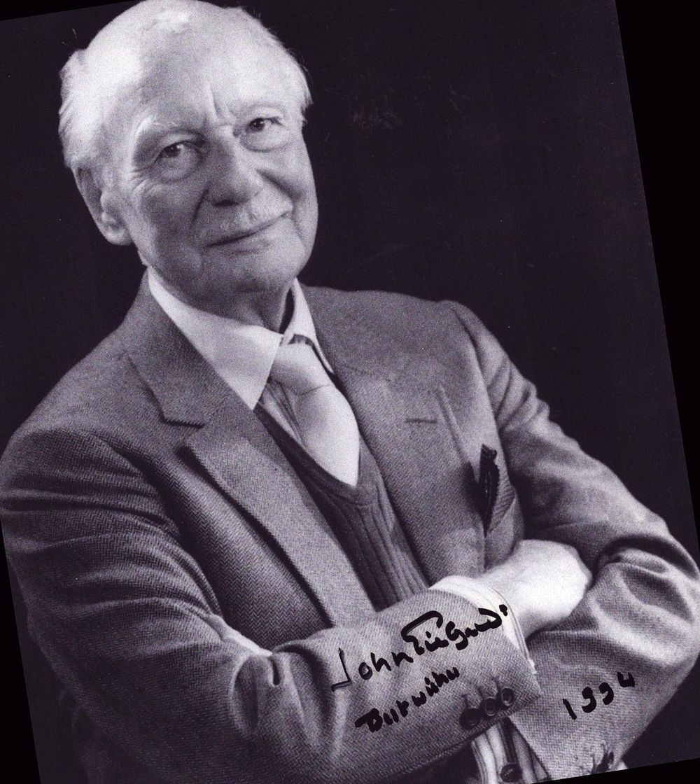 Lot 309: JOHN GIELGUD (1904-2000) Actor signed Photo .