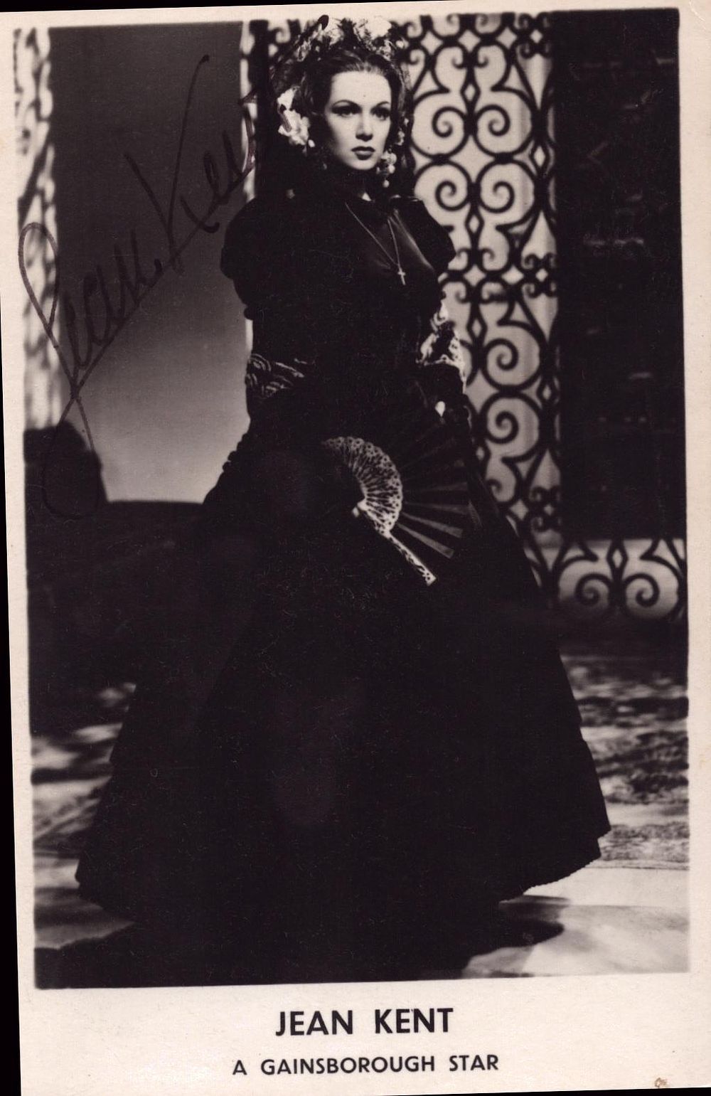 Lot 315: JEAN KENT (1921-2013) Actress Signed vintage Photo .
