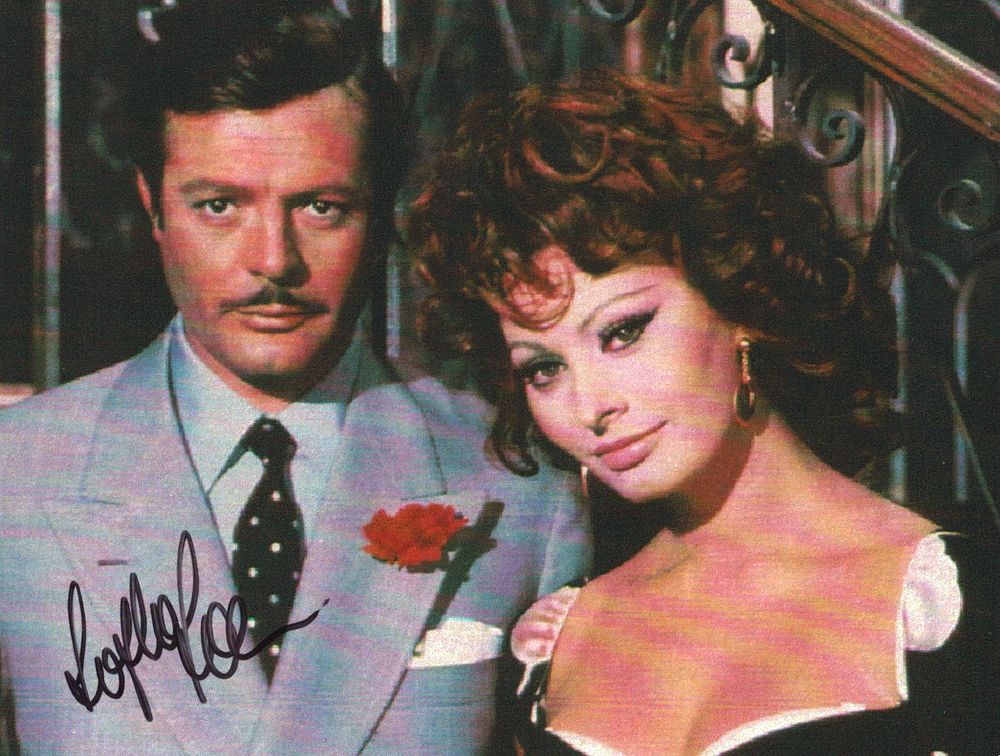 Lot 318: SOPHIA LOREN Actress signed Photo .