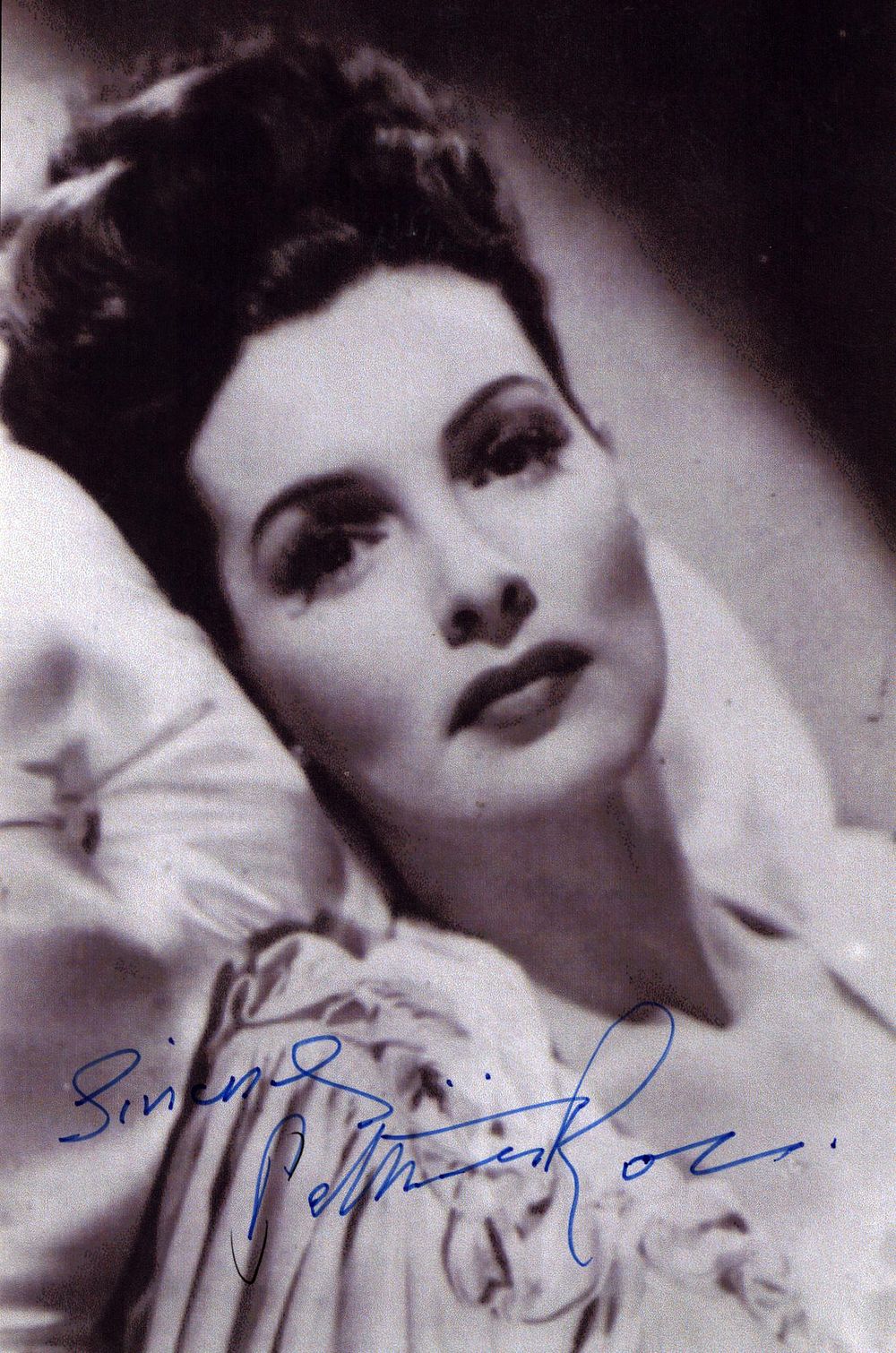 Lot 329: PATRICIA ROC (1915-2003) Actress signed vintage Photo .
