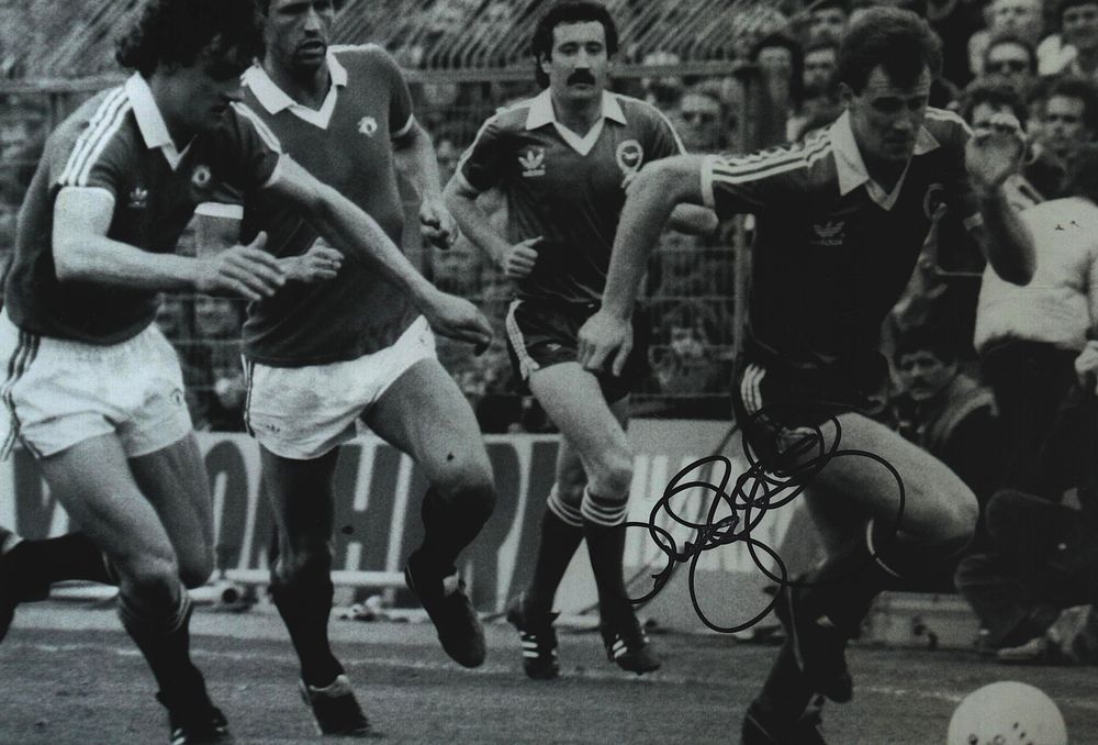 Lot 409: Anaiy Ritchie signed 12x8inch black and white photo.