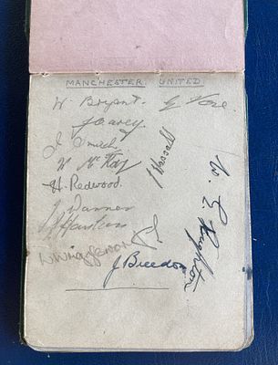 Football Manchester United 1930s signed vintage autograph album page. 12 signed including very 