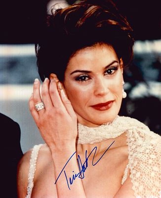 Terri Hatcher signed 10x8inch colour photo.