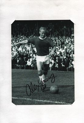 Alex Young signed 10x8inch black and white photo.