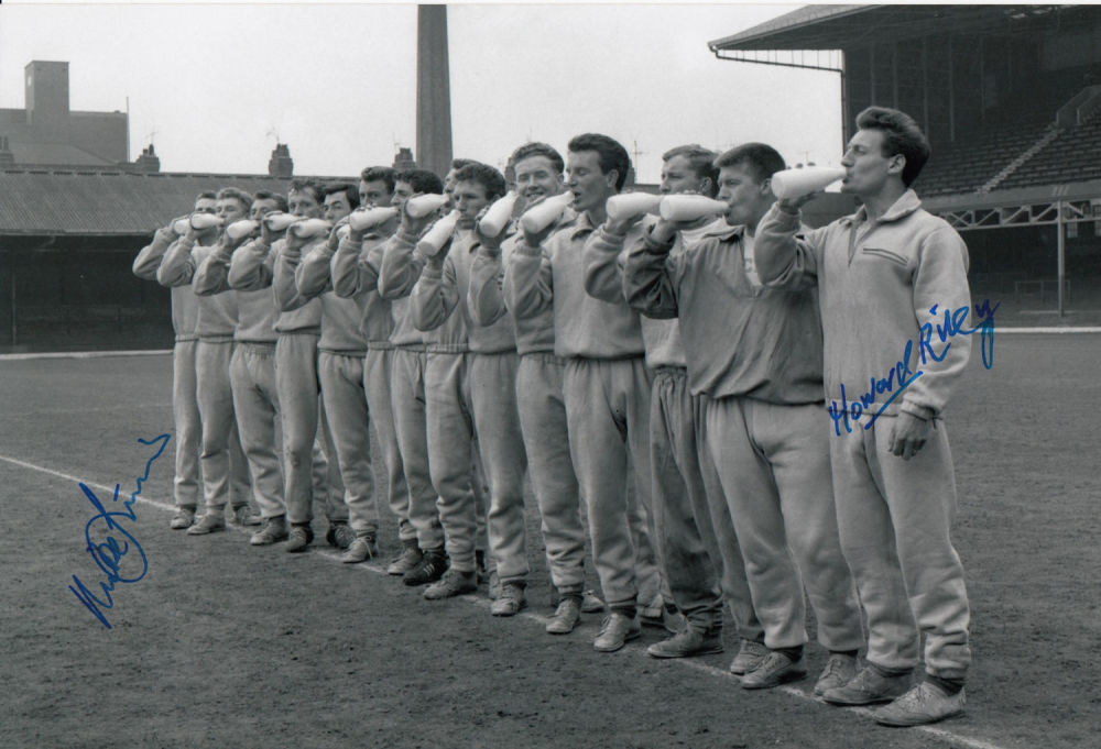 Lot 405: Autographed LEICESTER CITY 12 x 8 photo -...