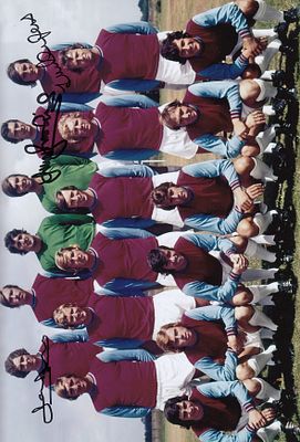 Autographed WEST HAM UNITED 12 x 8 Photograph : West Ham United players pose for a squad photo 