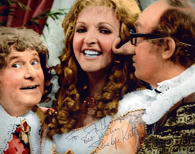 Penelope Keith signed 10x8inch colour photo. Dedicated