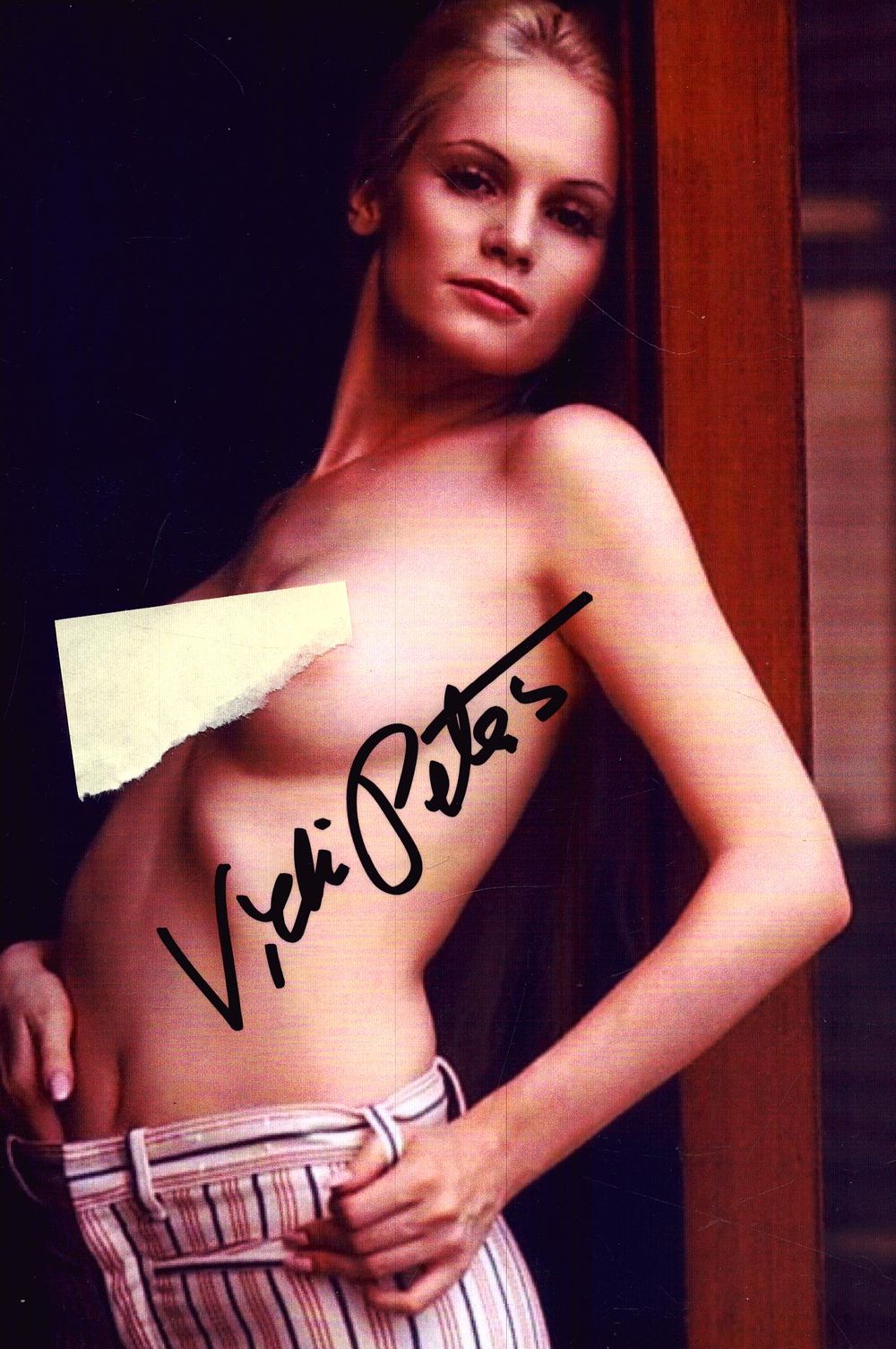 Lot 154: Vicki Peters signed 7x5inch colour risqué photo.