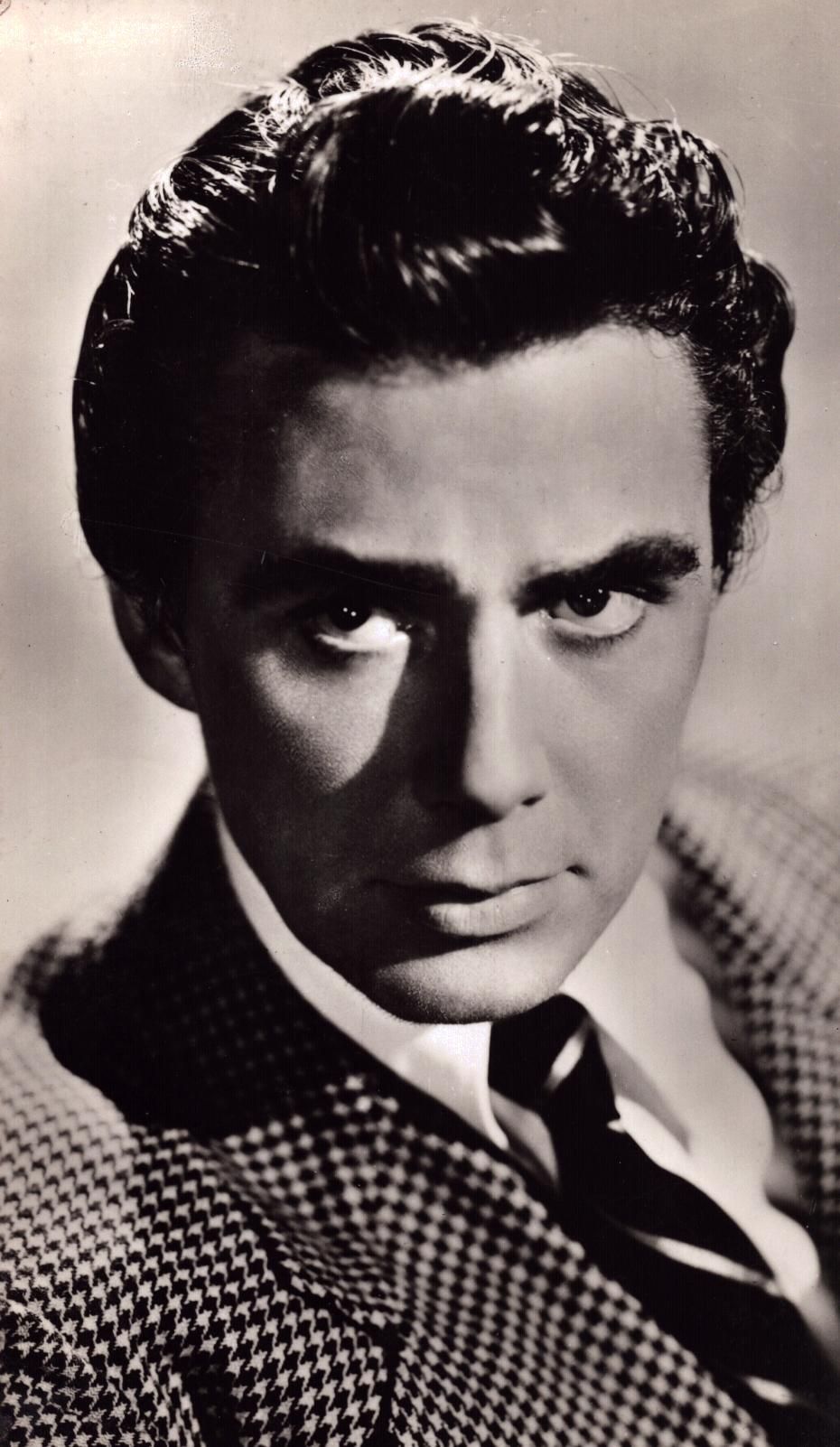 Lot 271: MAXWELL REED (1919-1974) Actor signed 1947 vintage Photo...