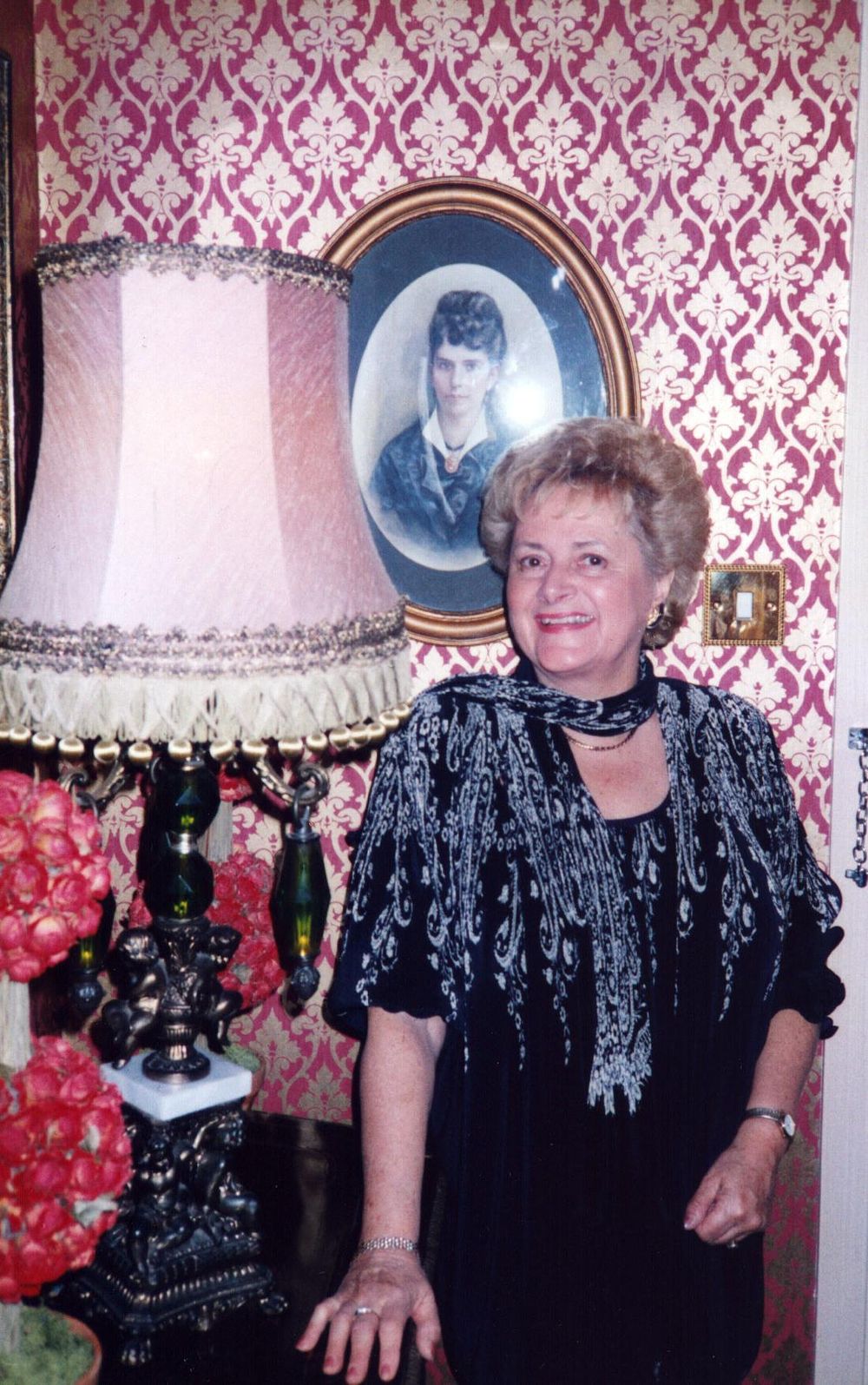 Lot 357: Cynthia Payne signed colour 6x4 photo. Signature on...