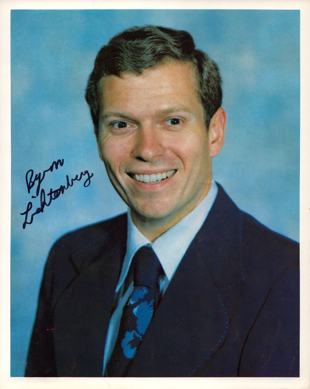 Lot 194: Byron Lichtenberg signed 10 X 8-inch colour photo.