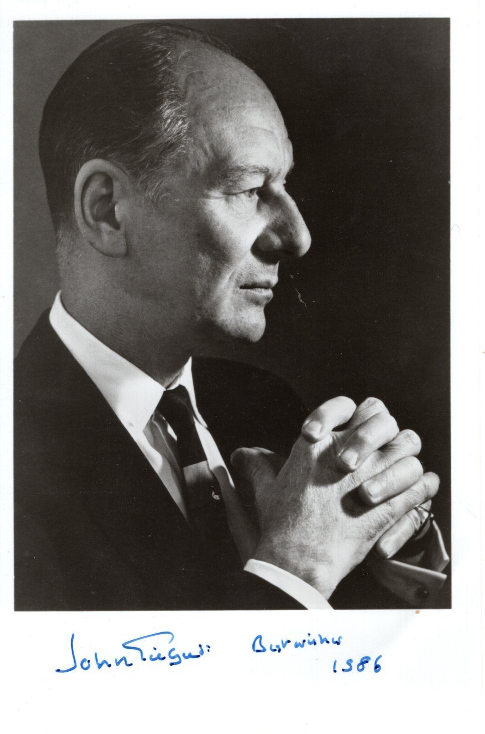 Lot 507: John Gielgud, legendary actor, signed B&W 7x5 inch...