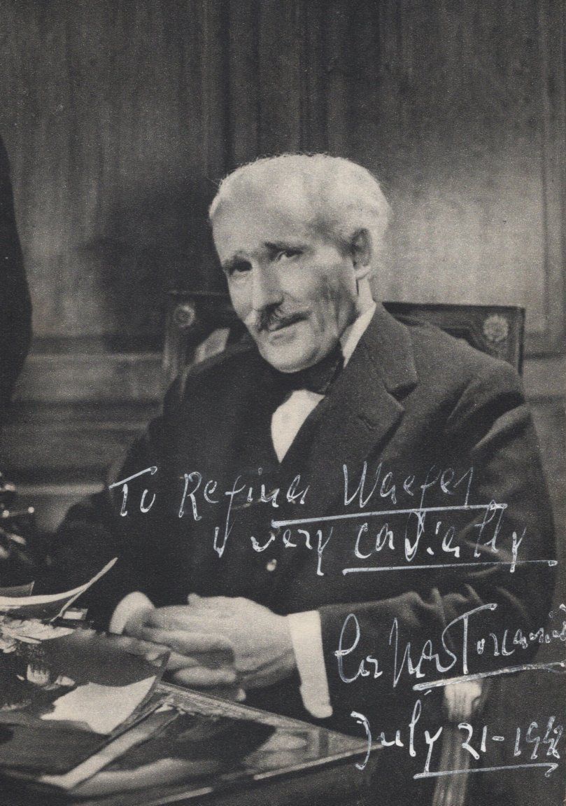 Lot 557: Arturo Toscanini (1867-1957) signed 6x4 inch magazine photo,...