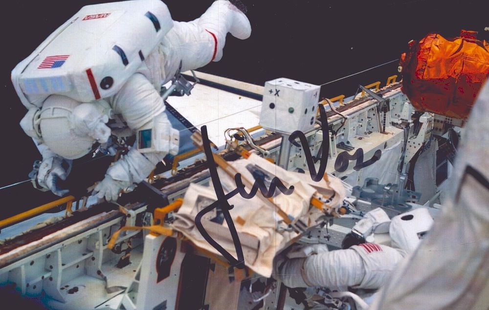Lot 571: Jim Foss signed 5X5 inch colour photo astronaut.