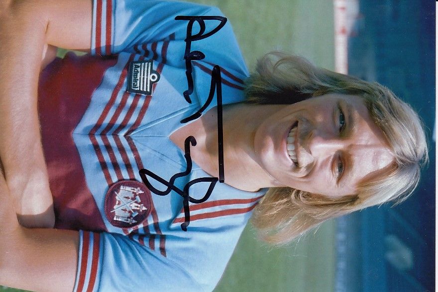 Lot 572: Autographed ALAN TAYLOR 6 x 4 Photograph :...