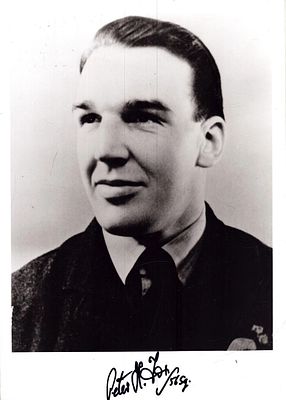 WW2 BOB fighter pilot W/O Peter Fox 56 sqn signed 7 x 5 b/w photo with printed biography. Hand 
