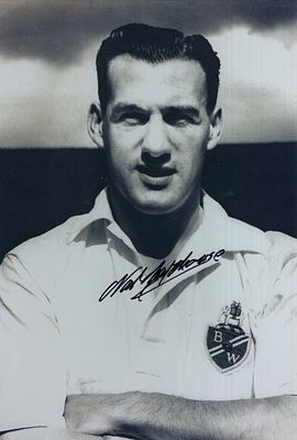 Nat Lofthouse the legendary 'Lion of Vienna' signed B&W 8x12 inch photo, Lofthouse was an 