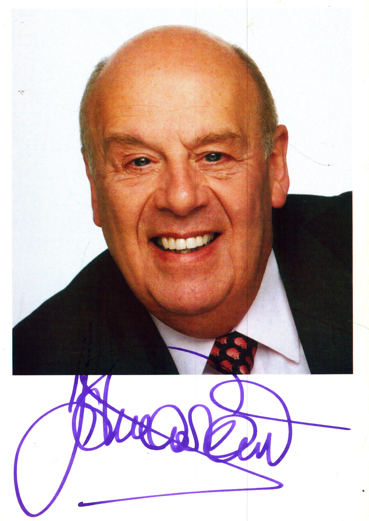 John Savident signed 6X4 inch colour photo star of Coronation Street