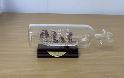 The Pinta 1492 boat in a glass bottle.